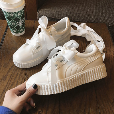 Modern női tornacipő lapos talppal, bézs színben