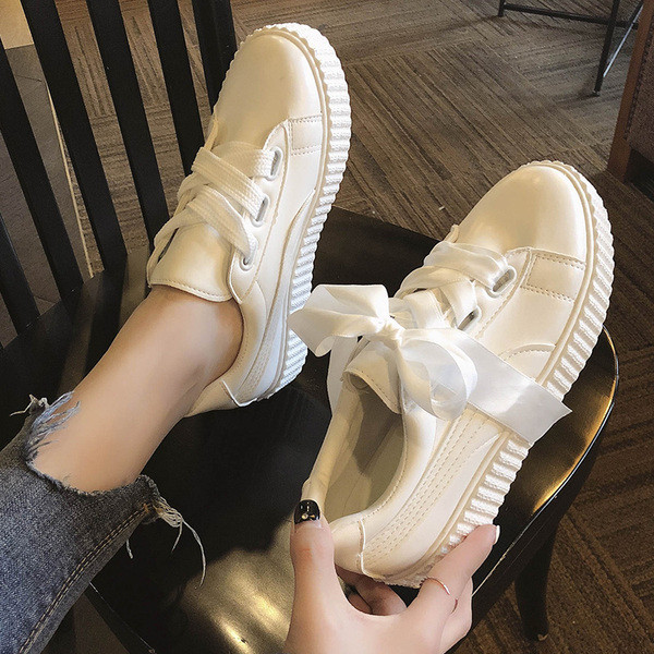 Modern női tornacipő lapos talppal, bézs színben