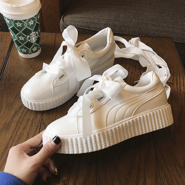 Modern női tornacipő lapos talppal, bézs színben