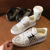 ÚJ Modern női tornacipő dekoratív lyukakkal, fehér és fekete színben
