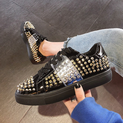 ÚJ Modern női tornacipő dekoratív lyukakkal, fehér és fekete színben