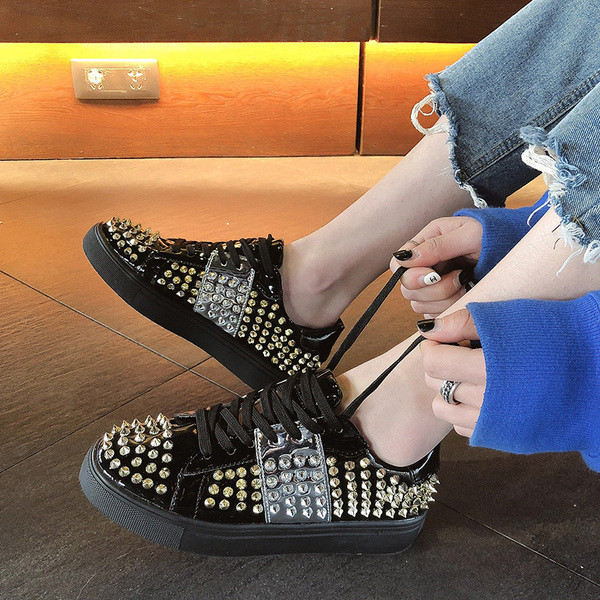 ÚJ Modern női tornacipő dekoratív lyukakkal, fehér és fekete színben