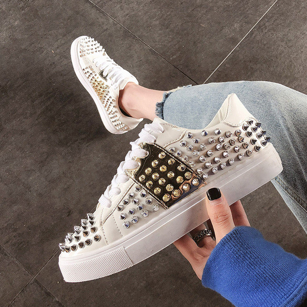 ÚJ Modern női tornacipő dekoratív lyukakkal, fehér és fekete színben