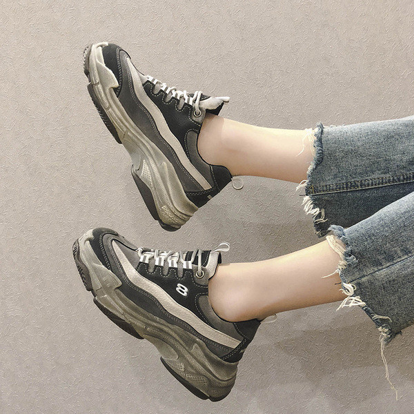 Μοντέρνα γυναικεία πάνινα παπούτσια σε διάφορα χρώματα με χοντρά πέλματα