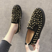 Női modern mokaszin fekete és piros színben, dekoratív fűzőlyukakkal