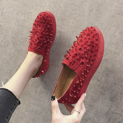 Női modern mokaszin fekete és piros színben, dekoratív fűzőlyukakkal