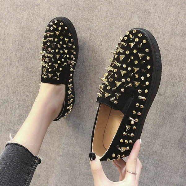 Női modern mokaszin fekete és piros színben, dekoratív fűzőlyukakkal