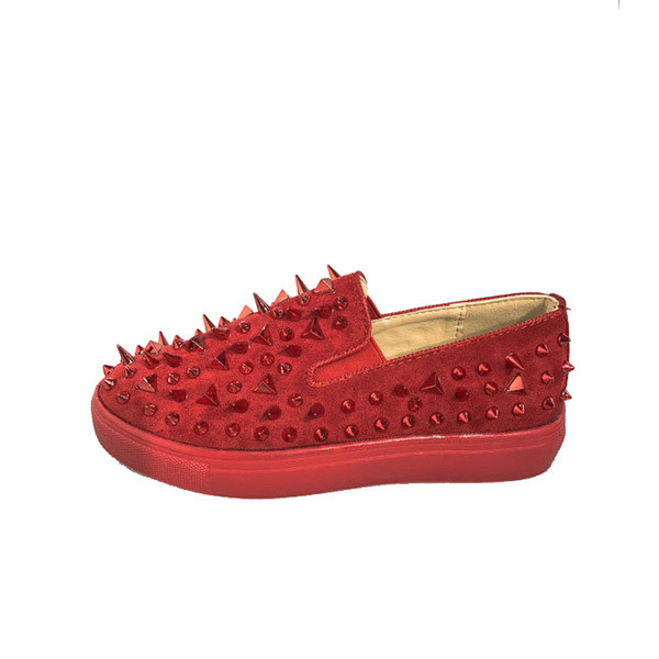 Női modern mokaszin fekete és piros színben, dekoratív fűzőlyukakkal