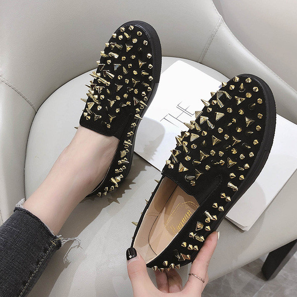 Női modern mokaszin fekete és piros színben, dekoratív fűzőlyukakkal