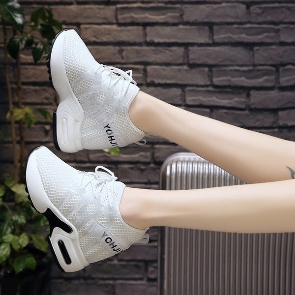 Μοντέρνα γυναικεία αθλητικά παπούτσια  σε δύο χρώματα