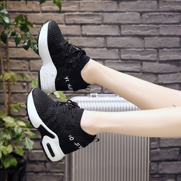 Μοντέρνα γυναικεία αθλητικά παπούτσια  σε δύο χρώματα