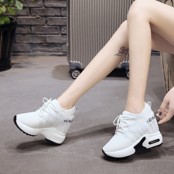 Μοντέρνα γυναικεία αθλητικά παπούτσια  σε δύο χρώματα