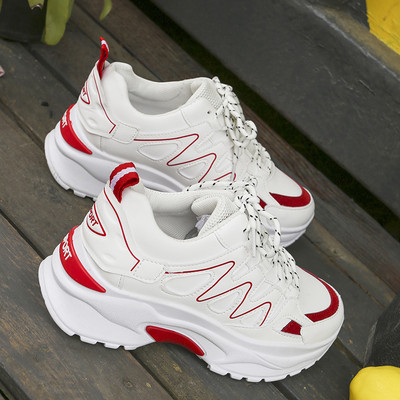 Alkalmi női tornacipő fehér színben, durva talppal