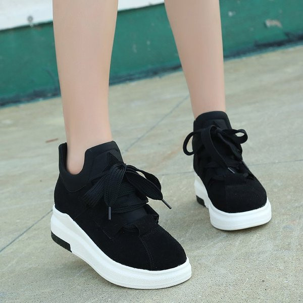 Stílusos női tornacipő két színben, öko velúrból