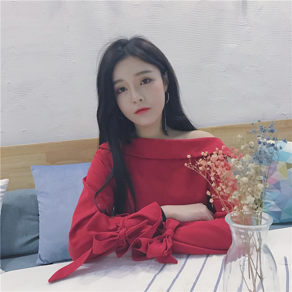 Γυναικεία  μοντέρνα μπλούζα με μανίκια σε τρία χρώματα