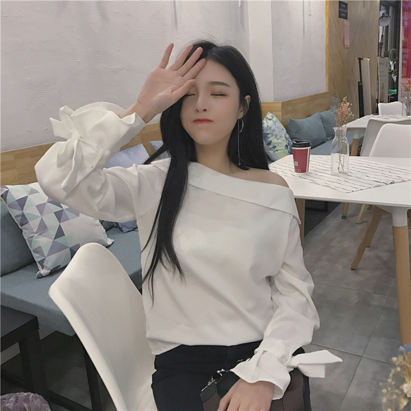 Γυναικεία  μοντέρνα μπλούζα με μανίκια σε τρία χρώματα