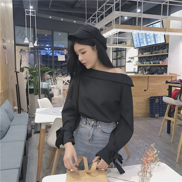 Γυναικεία  μοντέρνα μπλούζα με μανίκια σε τρία χρώματα