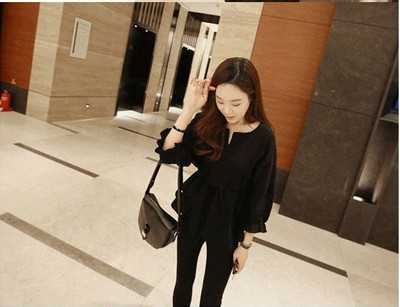 Modern női blúz fekete-fehér nyakkendővel