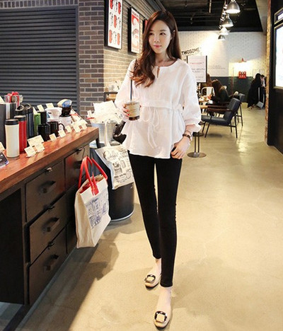 Modern női blúz fekete-fehér nyakkendővel