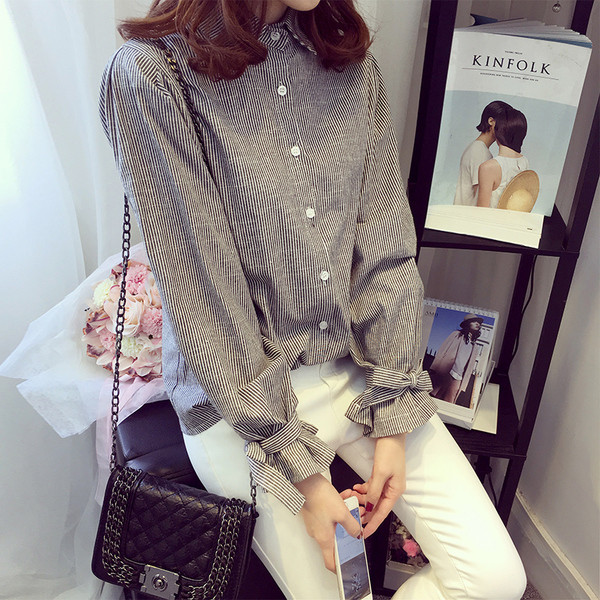 Stílusos női csíkos ing ujjkötővel