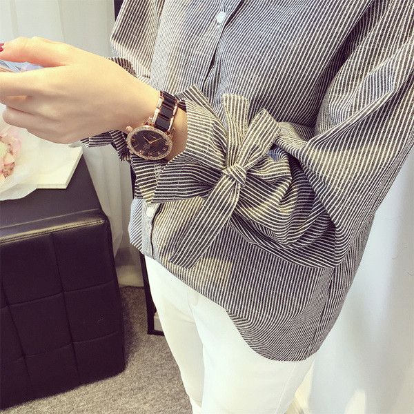 Stílusos női csíkos ing ujjkötővel