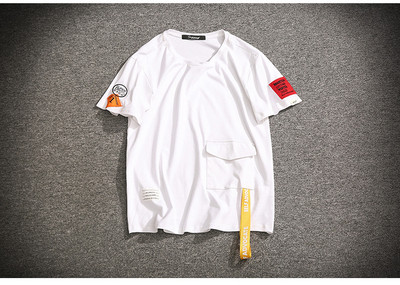 Alkalmi férfi póló zsebbel és emblémával fehér és fekete színben