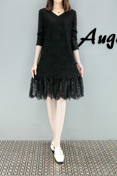 Női alkalmi ruha fekete színben, csipkével