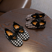 Gyerekcipő lányoknak rózsaszín és fekete színben, szalaggal