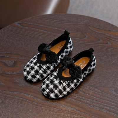 Gyerekcipő lányoknak rózsaszín és fekete színben, szalaggal