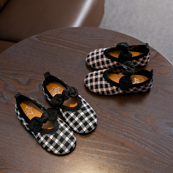 Gyerekcipő lányoknak rózsaszín és fekete színben, szalaggal