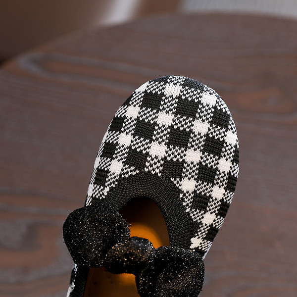 Gyerekcipő lányoknak rózsaszín és fekete színben, szalaggal