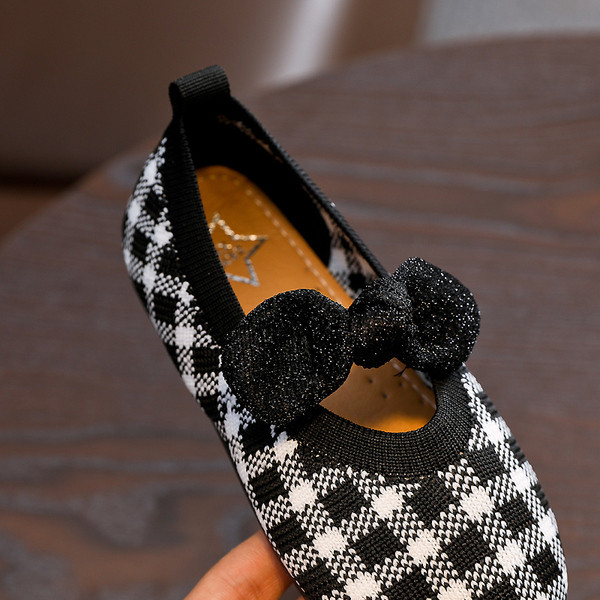 Gyerekcipő lányoknak rózsaszín és fekete színben, szalaggal