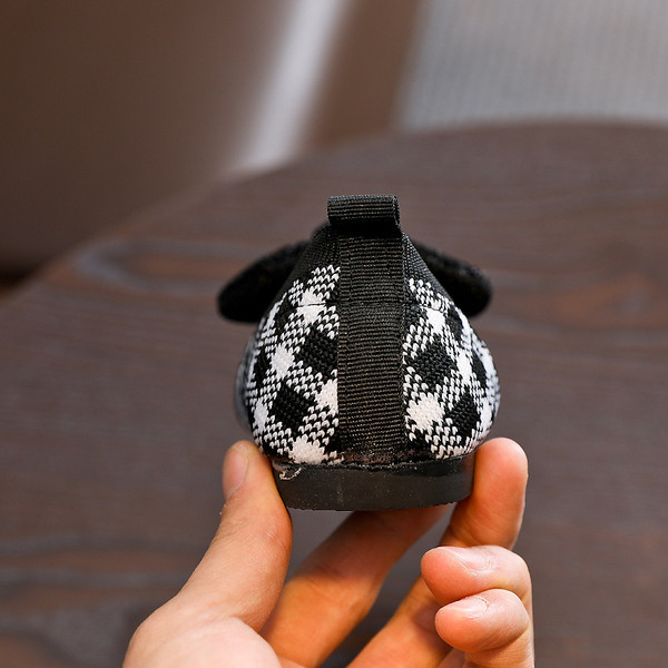 Gyerekcipő lányoknak rózsaszín és fekete színben, szalaggal