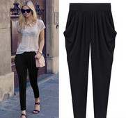 Modern női nadrág fekete színben, zsebekkel