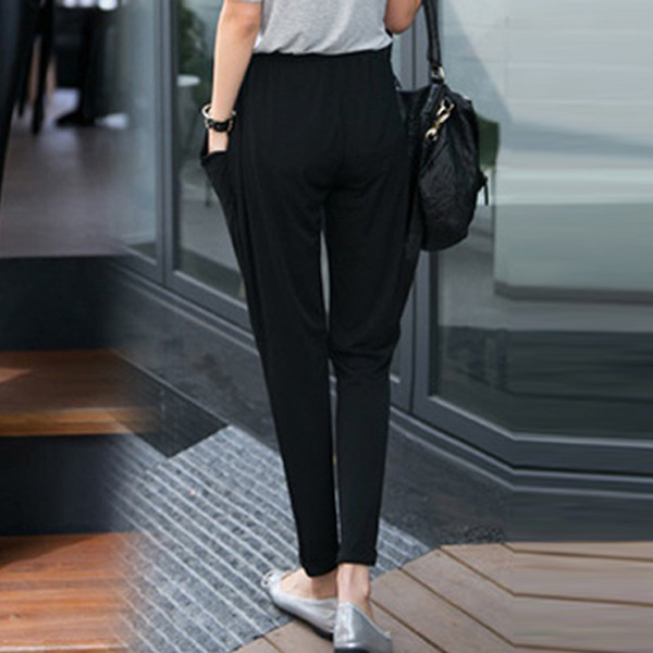 Modern női nadrág fekete színben, zsebekkel