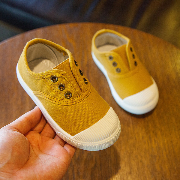 Lányoknak és fiúknak is megfelelő alkalmi gyerekcipő többféle színben