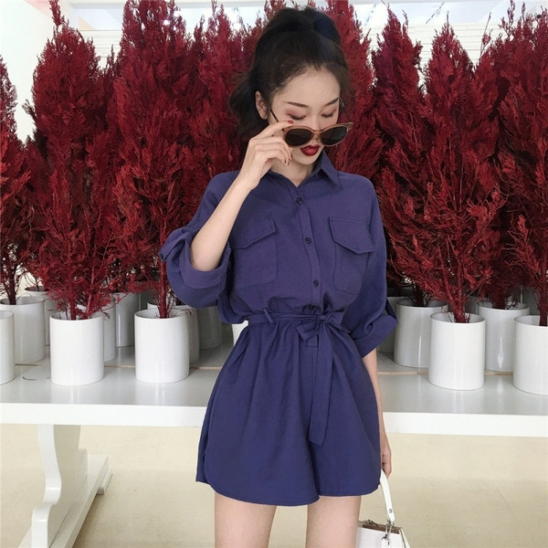 Stílusos női overall fehér és kék övvel