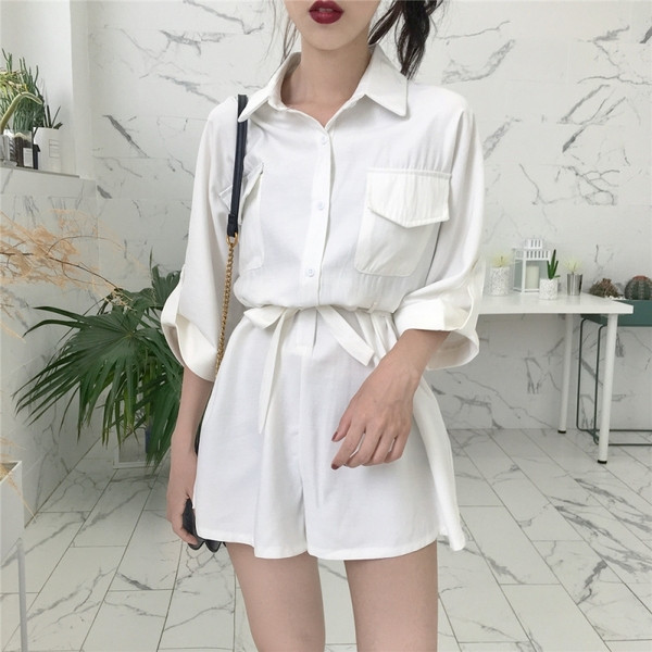 Stílusos női overall fehér és kék övvel