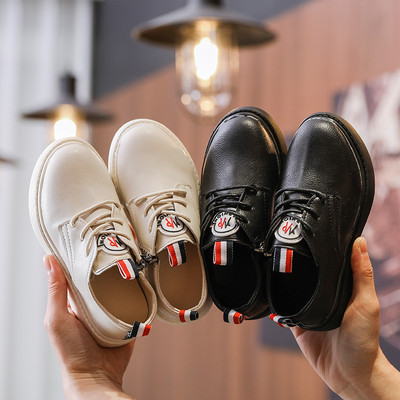 Модерни детски обувки с кремав и черен цвят за момичета