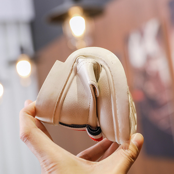 Modern, krémszínű és fekete színű gyerekcipő lányoknak