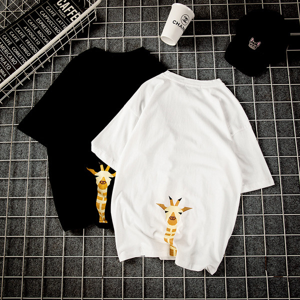 T-shirt για άνδρες με αξεσουάρ και κολάρο σε σχήμα O σε δύο χρώματα