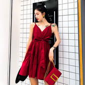 Modern női ruha vékony pántokkal, fekete és piros színben