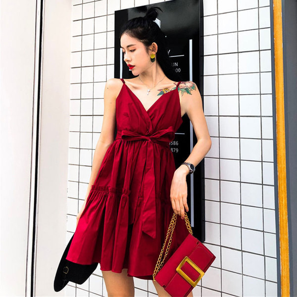 Modern női ruha vékony pántokkal, fekete és piros színben