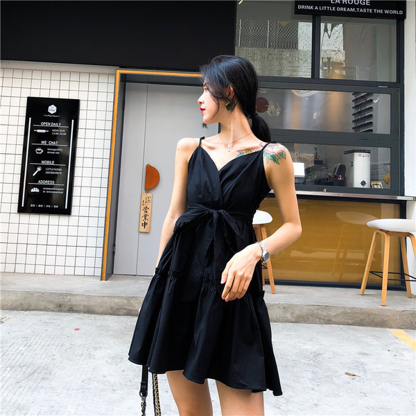 Modern női ruha vékony pántokkal, fekete és piros színben