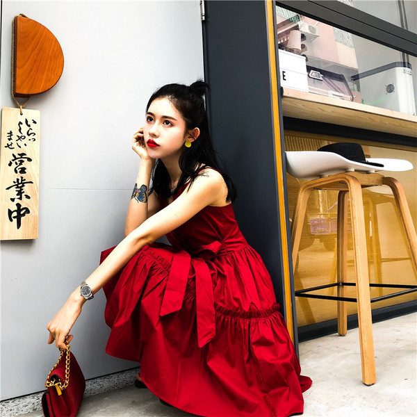 Modern női ruha vékony pántokkal, fekete és piros színben