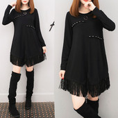 Stílusos női ruha fűzőlyukakkal és rojtokkal fekete színben