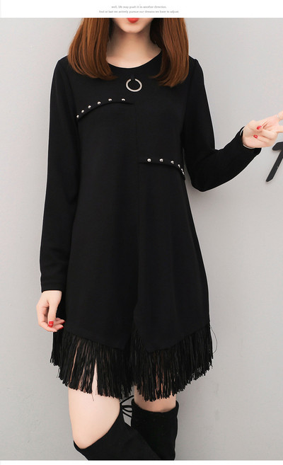 Stílusos női ruha fűzőlyukakkal és rojtokkal fekete színben
