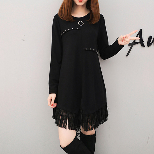 Stílusos női ruha fűzőlyukakkal és rojtokkal fekete színben