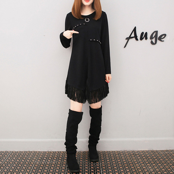 Stílusos női ruha fűzőlyukakkal és rojtokkal fekete színben