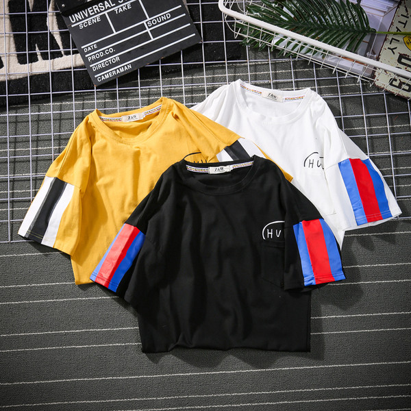 Férfi póló felirattal és zsebbel fekete, sárga és fehér színben